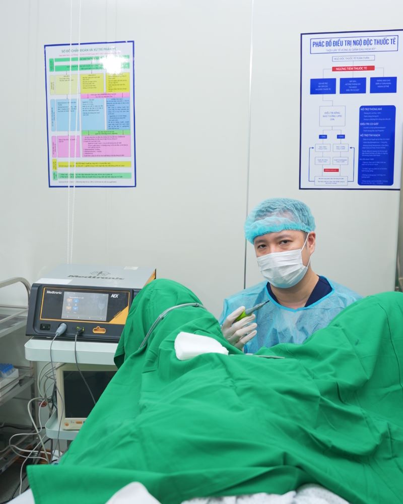 bac-si-luong-giang-duc-tan-trang-co-be-bang-dao-mo-plasma
