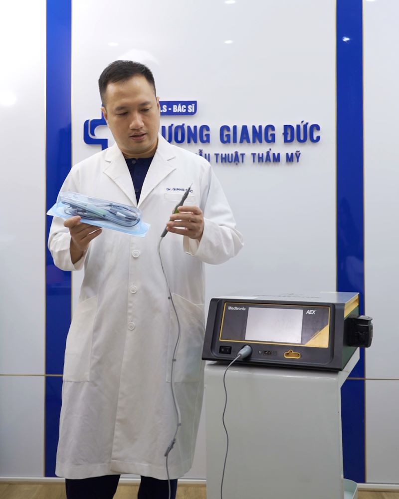 bac-si-luong-giang-duc-tan-trang-co-be-bang-dao-mo-plasma