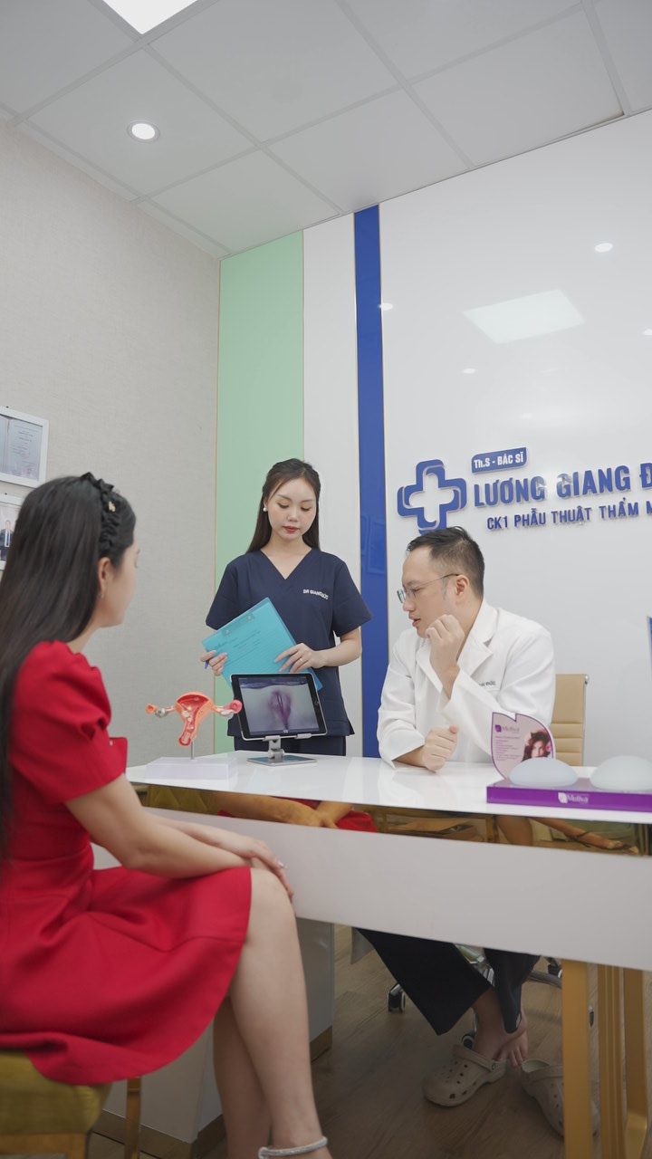 Bác sĩ Giang Đức thăm khám, chẩn đoán và lên phương án điều trị tối ưu cho khách hàng