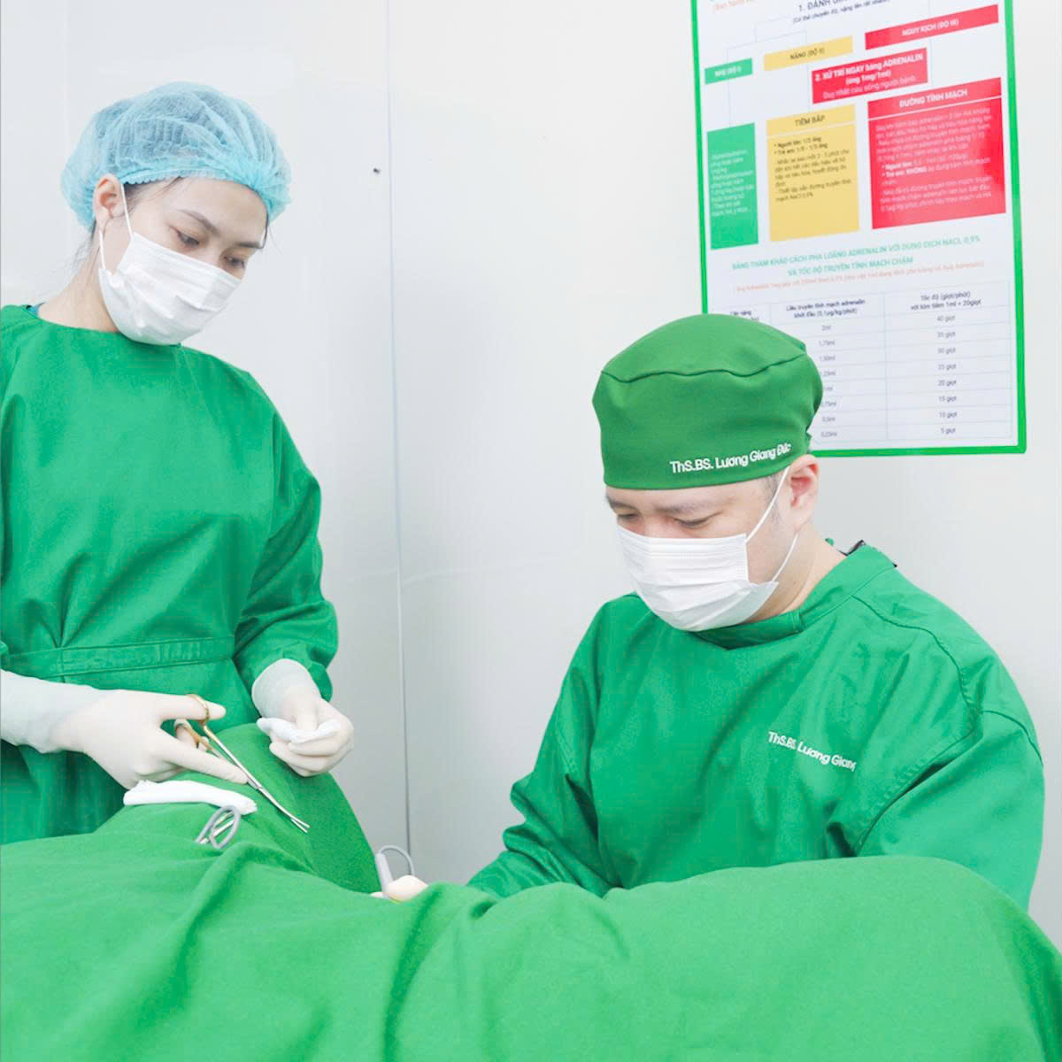 Bác sĩ Giang Đức sửa “côbé” cho khách hàng tân trang hỏng tại spa