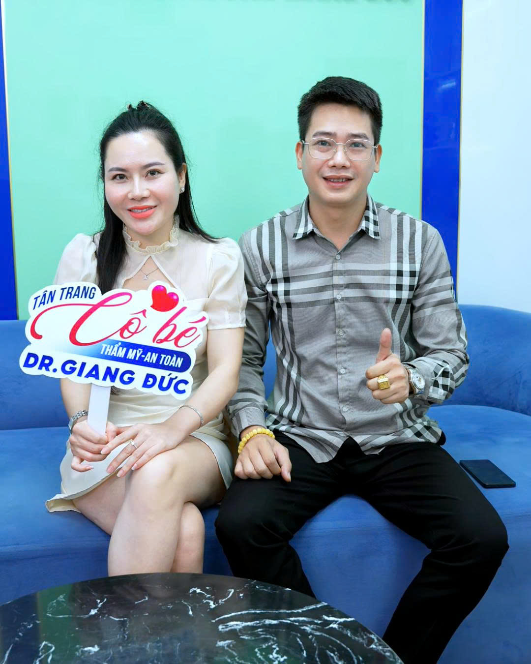 Người phụ nữ tươi cười, thể hiện sự tự tin