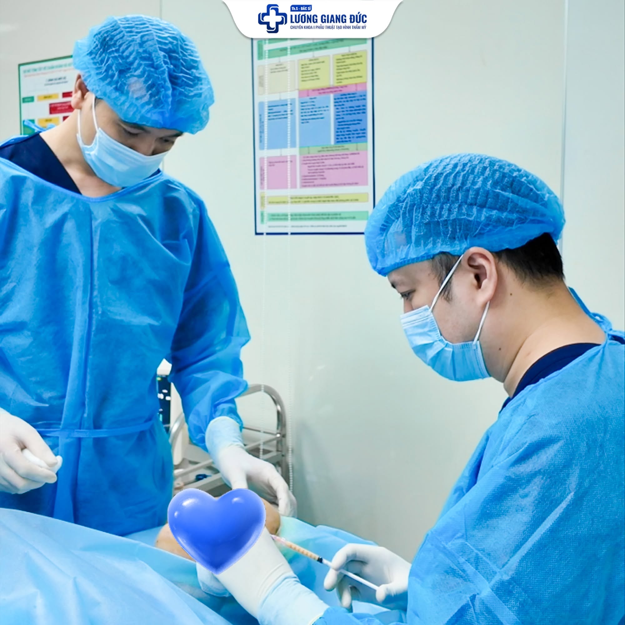 ThS.BS. Lương Giang Đức trực tiếp thực hiện kỹ thuật cấy mỡ tự thân trên khuôn mặt khách hàng. 