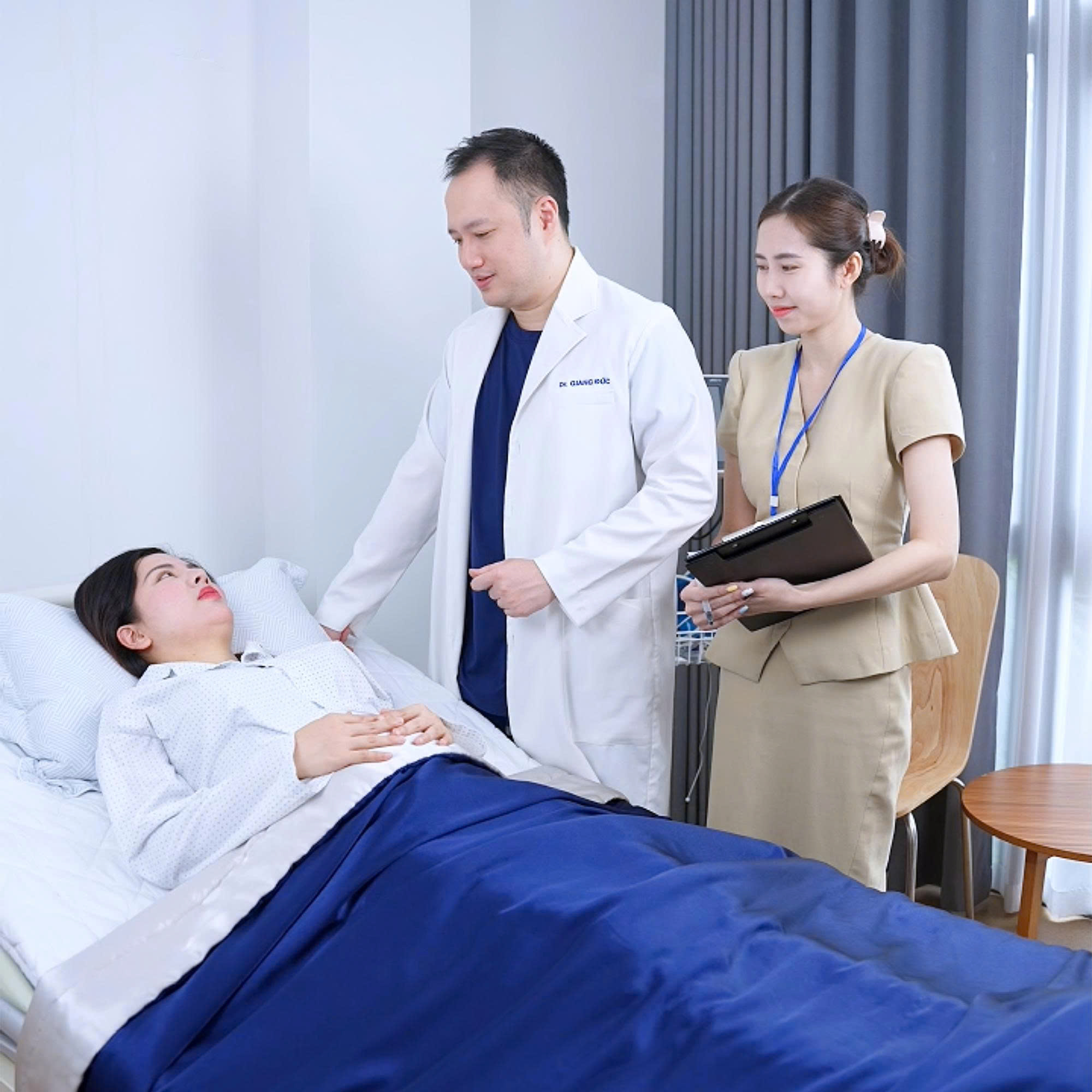 ThS.BS. Lương Giang Đức trực tiếp thăm khám, kiểm tra tình trạng hồi phục của khách hàng sau cấy mỡ tự thân tại phòng hậu phẫu.